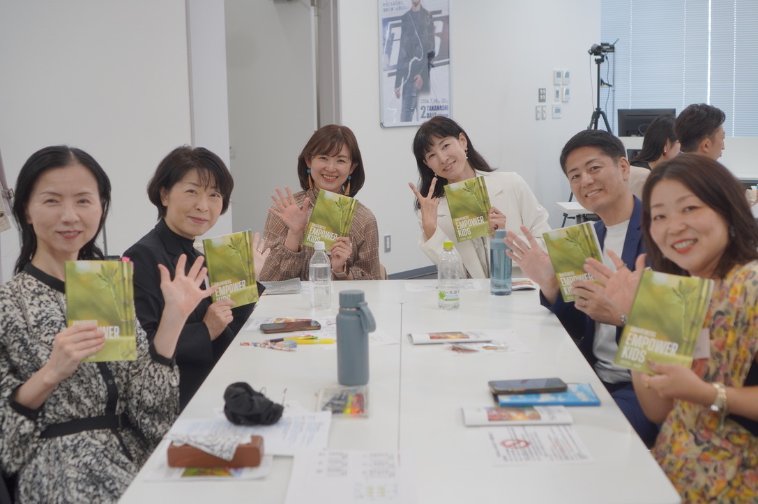 テキストを手にほほえむ受講生
