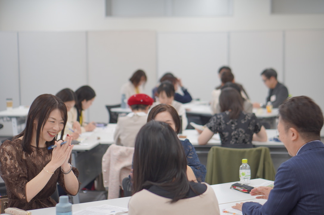 過去の対面講座でワークに取り組む受講生